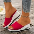 Sandali moderni con zeppa fucsia e bianchi con suola spessa e trama particolare. - 35 / Rosso
