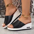 Sandali con zeppa alla moda per donna con tomaia in pelle nera e tacco platform a righe - 35 / Nero