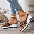 Modische Damen-Keilsandalen mit Leopardenmuster und dicker weißer Plateausohle - Leopardenprint