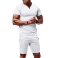 Completo sportivo estivo da uomo con maglietta bianca con scollo a V e pantaloncini abbinati - Bianco