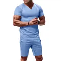 Dettaglio del completo da uomo blu chiaro con scollo a V e pantaloncini abbinati - Azzurro