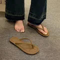 Infradito estive minimaliste kaki da donna con suola piatta per un look casual e comodo all'aperto - Caffè