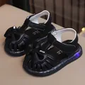Schwarze LED-Leuchtsandalen für Kleinkinder mit Schleife und T-Riemen-Klettverschluss - Größe 15 (Innenlänge 11CM) / Schwarz Mit Licht