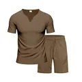Conjunto de camiseta de algodón con cuello en V marrón para hombre y pantalones cortos - Marrón