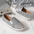 Dettaglio dei mocassini platform con glitter argento e accenti di strass sulla punta - 35 / Argento
