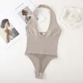 Schlankmachender Neckholder-Body-Shapewear in Beige mit Ripp- und Netzdetails - Grau