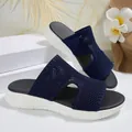 Mules compensées en maille bleu marine avec semelle plateforme blanche pour l'été. - Bleu foncé