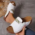 Vista dettagliata di sandali con zeppa bianchi open-toe con elegante catena dorata - Bianco