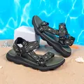 Vista dettagliata dei sandali sportivi antiscivolo per bambini in un ambiente da spiaggia - Verde
