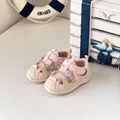 Detailansicht der atmungsaktiven rosa Babysandalen mit Blumenmustern im maritimen Stil - Größe 22 (Innenlänge 14,5 cm) / Rosa