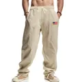 Détail du pantalon large en lin pour homme avec écusson drapeau américain et cordon. - Khaki Clair