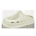 Gedetailleerd zijaanzicht van beige platform klompen met een geperforeerd ademend bovenwerk - Beige en Groen