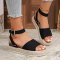Vue détaillée de sandales à plateforme noires pour femmes avec bride et semelle espadrille. - Noir