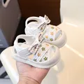 Sandales d'été blanches à semelle souple pour bébé avec broderie florale et nœud - Taille 16-20 / 5 Pièces/Paquet / Blanc