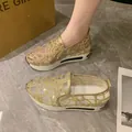 Atmungsaktive Damen Mesh Plateau Slipper in Gold mit funkelnden Pailletten Details - Gold