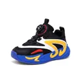 Atmungsaktiver Kinder-Basketballschuh mit praktischem Drehverschluss und stylischer blauer Sohle. - Schwarz & Königsblau