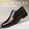 Dunkelbraune Herren-Lacklederschuhe mit Brogue-Verzierung und spitzer Zehenpartie - Braun (5281-3)