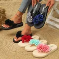 Tongs plates élégantes pour femmes avec de grandes décorations florales colorées. - Rouge