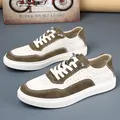 Dettaglio vista laterale di sneaker retrò in vera pelle da uomo con accenti in pelle - Bianco (Blocchi di Colore Verde Oliva)