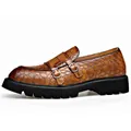 Mocasines de cuero grabado marrón con hebilla doble y suela gruesa - 38 / Mocasines de plataforma con patrón de cocodrilo / Caqui