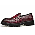 Mocasines de hombre en cuero burdeos con relieve de cocodrilo y suela plataforma - 38 / Burdeos