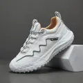 Chaussures de sport décontractées en cuir blanc pour hommes avec mesh respirant et semelle. - 38 / Blanc