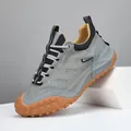 Chaussures de randonnée en cuir gris avec semelle en gomme marron texturée robuste - 38 / Gris