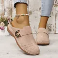 Primo piano di sabot rosa con fibbia metallica e trafori floreali - 36 / Rosa