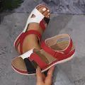 Gros plan de sandales compensées color-block avec bride velcro et bout ouvert. - 36 / Rouge