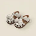 Elegante silberne Sandalen für Kleinkinder mit schimmernder Paillettenschleife und Klettverschluss - Größe 16 / Innen 12.5cm / Beige