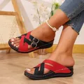 Sandales compensées pour femmes avec brides rouges et noires et boucles métalliques - 36 / Rouge