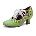 Detail van handgemaakte groene leren Mary Jane schoen met madeliefjeskant en lint - 36 / Lichtgroen