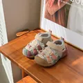 Primer plano de sandalias de malla para niños con puntera de goma protectora. - Caqui
