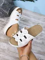 Vue détaillée de sandales blanches à plateforme avec des motifs de fleurs découpés - 35 / Sandale Compensée à Bride Unique / Blanc