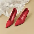 Vista detallada del bordado de encaje rojo en elegantes zapatos de novia de punta fina - Rojo