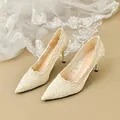 Detalle de elegantes zapatos de novia de encaje marfil con punta y tacón de aguja - Blanco Roto