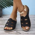 Gros plan de mules noires à plateforme perforée pour femmes portées avec chaîne de cheville - 35 / Sandale Compensée à Bride Unique / Noir