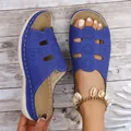 Détail rapproché de sandales à plateforme bleues avec motifs découpés au laser - Bleu