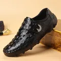 Mocassins pour hommes en cuir véritable noir à motif crocodile avec boucle métallique. - Noir