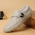 Mocassins pour hommes en cuir véritable gris avec motif crocodile et scratch - Blanc Cassé
