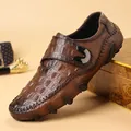 Mocassin pour homme en cuir marron avec motif crocodile et boucle métallique élégante - Marron