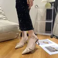 Eleganti scarpe slingback beige a punta con dettaglio fibbia decorativa da donna. - nudo