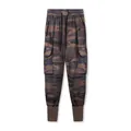 Vue détaillée du pantalon cargo de camouflage pour homme avec cordon de serrage. - Camouflage Rouge Brun