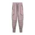 Vue détaillée d'un jogging cargo rose poudré pour homme avec cordon et poignets - Rose Lotus