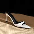 Eleganti sabot in vernice bianca a punta con tacco a spillo e fascia singola - Bianco avorio