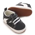Detailansicht der schwarzen Baby-Sneaker aus Canvas mit rutschfester Sohle und Klettverschluss. - Schwarz