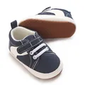 Detailansicht der dunkelblauen Babyschuhe mit weißen Akzenten und rutschfester Sohle - Blau