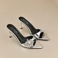 Elegante silberne Pantoletten mit spitzer Zehenpartie und glitzernder Strass-Schnalle - 34 / Silber