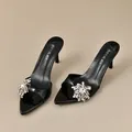 Schwarze Lackleder-Pantoletten mit spitzer Zehenpartie und Schneeflocken-Strass-Verzierung - 34 / Schwarz
