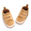 Vista de detalle de zapatos para bebé de pana amarilla con velcro - Tostado
